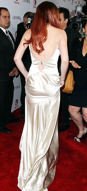 Minh tinh tóc bạc vẫn chẳng ngại váy ôm - 11