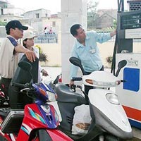 Thị trường - Tiêu dùng - Xăng dầu tăng giá nhờ sửa phí kinh doanh