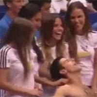 Thể thao - Djokovic được "gái đẹp" massage