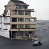 Phi thường - kỳ quặc - Nhà nằm lọt thỏm giữa đường cao tốc