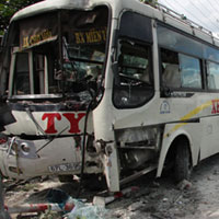 Tin tức trong ngày - Lao xe vào trụ đèn để tránh tông vào đám đông