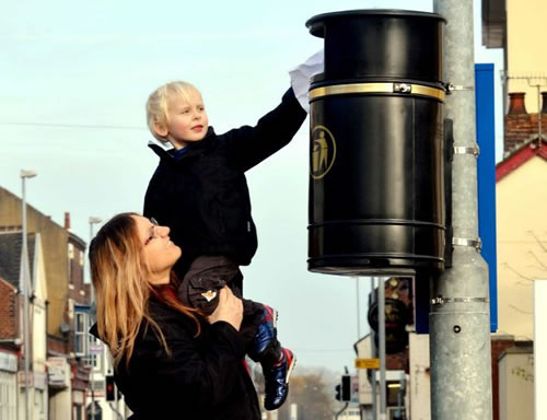 Thùng rác treo trên... cột điện - 2