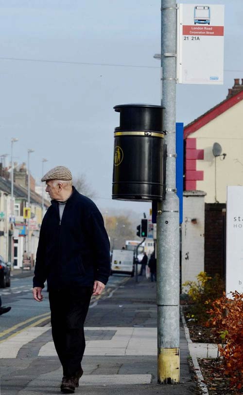 Thùng rác treo trên... cột điện - 3