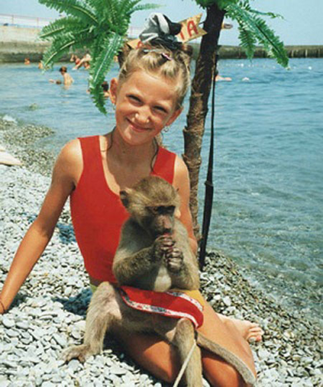 Đương kim tay vợt số 1 thế giới Victoria Azarenka tạo dáng bên chú khỉ.