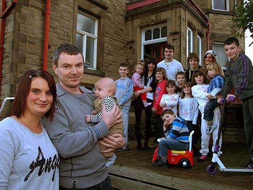 Bà mẹ 37 tuổi đẻ 16 đứa con - 2