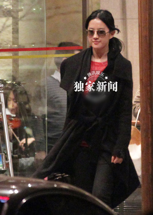 Mặc tin đồn, Diệc Phi vẫn gặp cha dượng - 11