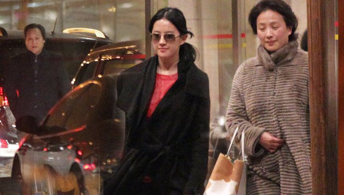 Mặc tin đồn, Diệc Phi vẫn gặp cha dượng - 13