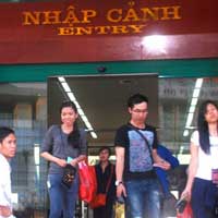 Tin tức trong ngày - Đóng dấu “hủy” hộ chiếu có đường lưỡi bò