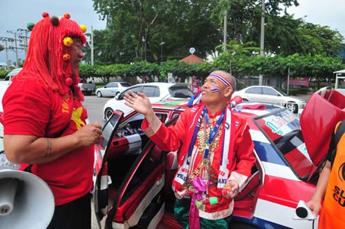 CĐV Việt Nam "hâm nóng" sân Rajamangala - 8