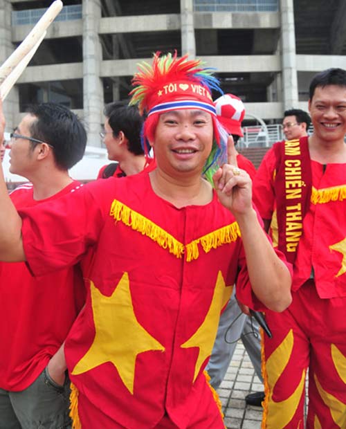 CĐV Việt Nam "hâm nóng" sân Rajamangala - 4