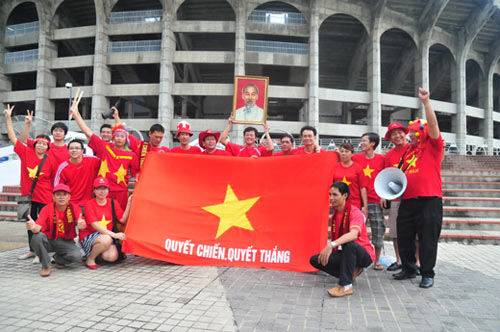 CĐV Việt Nam "hâm nóng" sân Rajamangala - 9