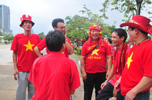CĐV Việt Nam "hâm nóng" sân Rajamangala - 6
