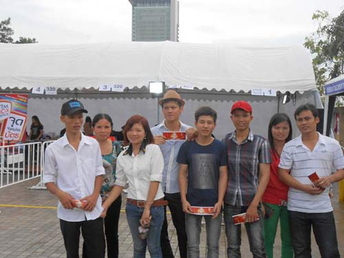 CĐV Việt Nam "hâm nóng" sân Rajamangala - 3