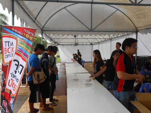 CĐV Việt Nam "hâm nóng" sân Rajamangala - 2