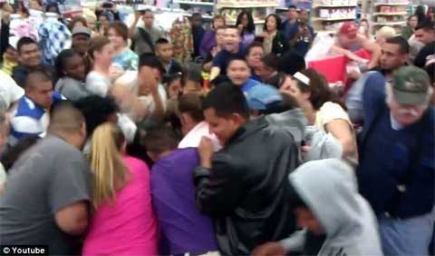 Cận cảnh trận chiến mua hàng giảm giá ở Mỹ - 4