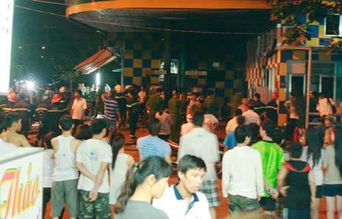 Cây xăng bốc cháy, hàng trăm người hoảng loạn - 3
