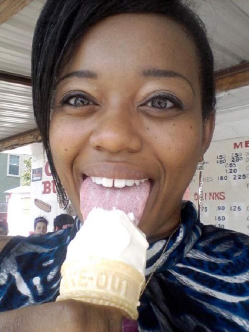 Cô gái có chiếc lưỡi dài 9,75cm - 14