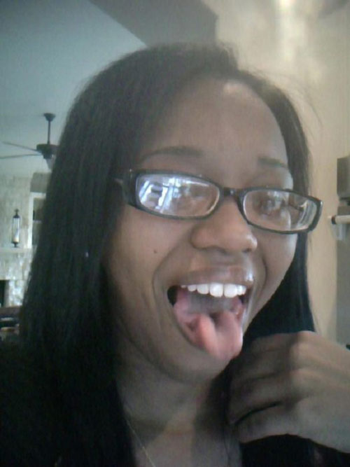 Cô gái có chiếc lưỡi dài 9,75cm - 15