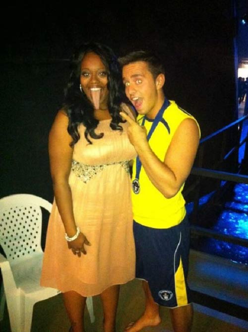 Cô gái có chiếc lưỡi dài 9,75cm - 11