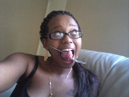 Cô gái có chiếc lưỡi dài 9,75cm - 7