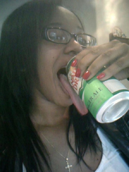 Cô gái có chiếc lưỡi dài 9,75cm - 8