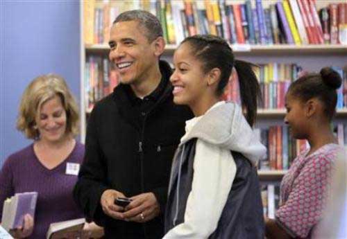 Obama dẫn con gái đi mua sách dịp Giáng sinh - 1