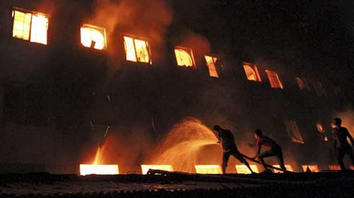 Cháy xưởng may ở Bangladesh: Hơn 120 người chết - 1