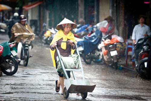 Chuyện của những người: Từ làng... ra phố - 2