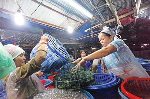 Chuyện của những người: Từ làng... ra phố - 7