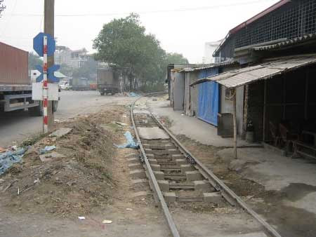 Tàu chạy trên vỉa hè, đụng đâu chết đó - 1