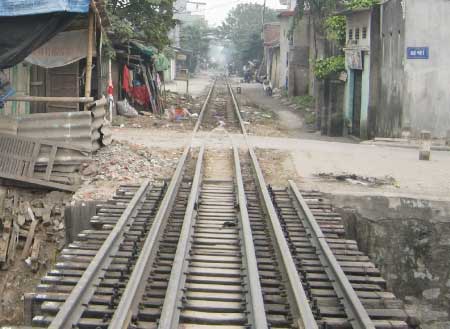Tàu chạy trên vỉa hè, đụng đâu chết đó - 7