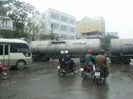 Tàu chạy trên vỉa hè, đụng đâu chết đó - 8