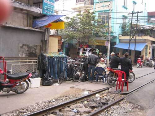 Tàu chạy trên vỉa hè, đụng đâu chết đó - 2
