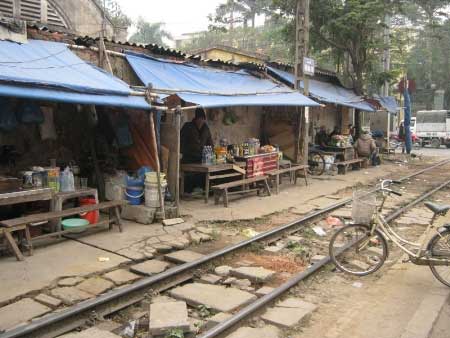 Tàu chạy trên vỉa hè, đụng đâu chết đó - 3