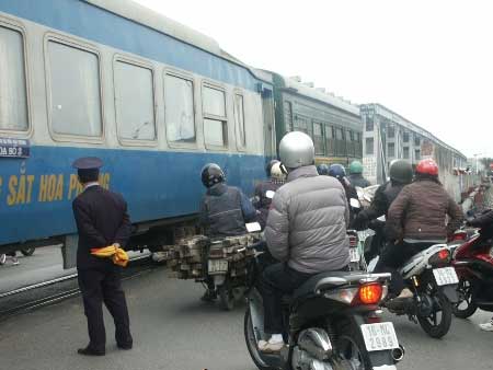 Tàu chạy trên vỉa hè, đụng đâu chết đó - 6
