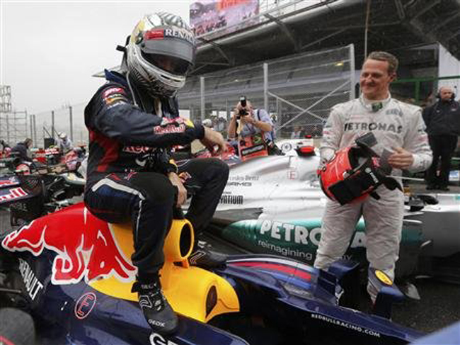 Huyền thoại Schumacher chúc mừng chiến tích 3 lần VĐTG liên tiếp của hậu bối đồng hương Vettel.