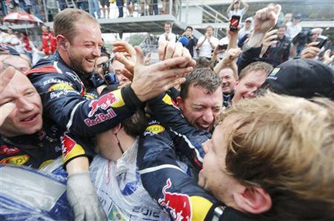 Các đồng nghiệp tại đội đua Red Bull ăn mừng chiến thắng cùng Vettel.
