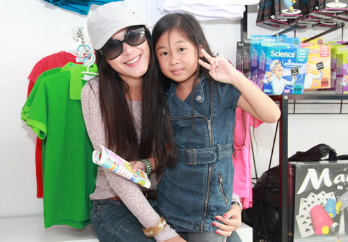 Dương Cẩm Lynh quấn quýt trẻ nhỏ - 12