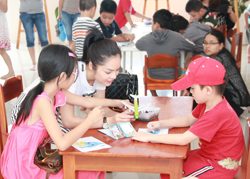 Dương Cẩm Lynh quấn quýt trẻ nhỏ - 5