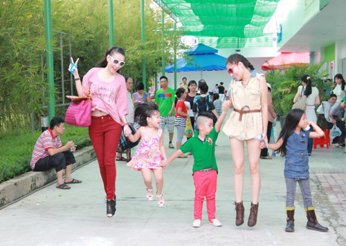 Dương Cẩm Lynh quấn quýt trẻ nhỏ - 16