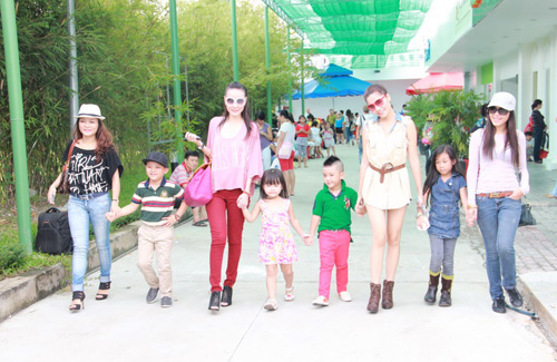 Dương Cẩm Lynh quấn quýt trẻ nhỏ - 17