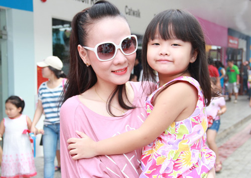 Dương Cẩm Lynh quấn quýt trẻ nhỏ - 8