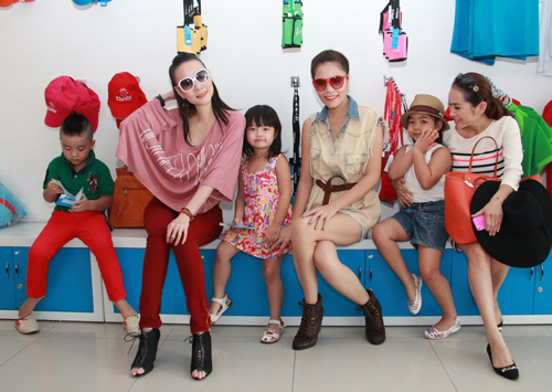 Dương Cẩm Lynh quấn quýt trẻ nhỏ - 15