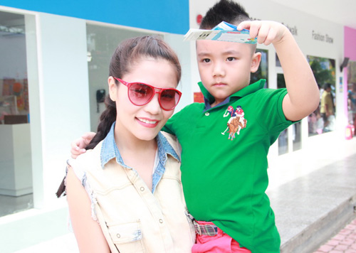 Dương Cẩm Lynh quấn quýt trẻ nhỏ - 9