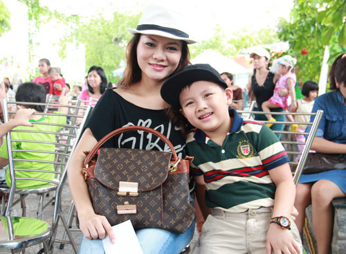 Dương Cẩm Lynh quấn quýt trẻ nhỏ - 14