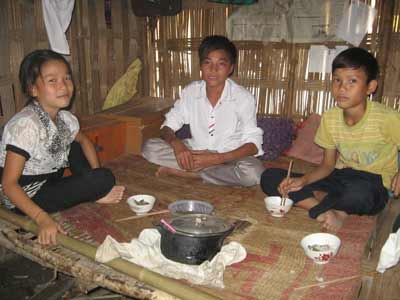 Thầy cô nơi lòng hồ thủy điện Bản Vẽ - 2