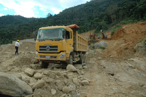 Xe ben "húc" vỡ đập thủy điện: Khó tin! - 2