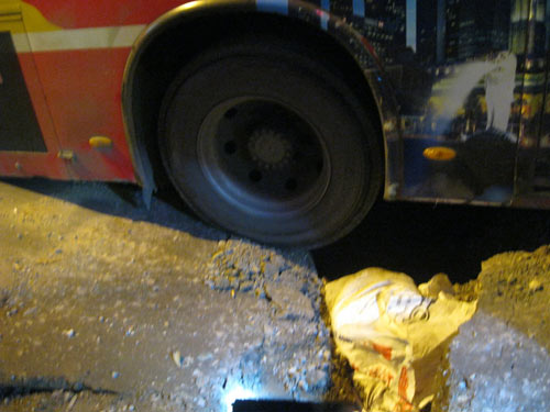 Xe buýt sụt hố tử thần, hành khách hoảng loạn - 2