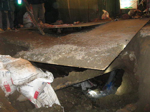 Xe buýt sụt hố tử thần, hành khách hoảng loạn - 4