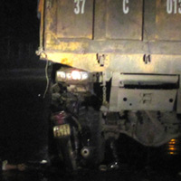 Pháp luật - 2 người chết thảm vì đâm vào xe tải đỗ ven đường